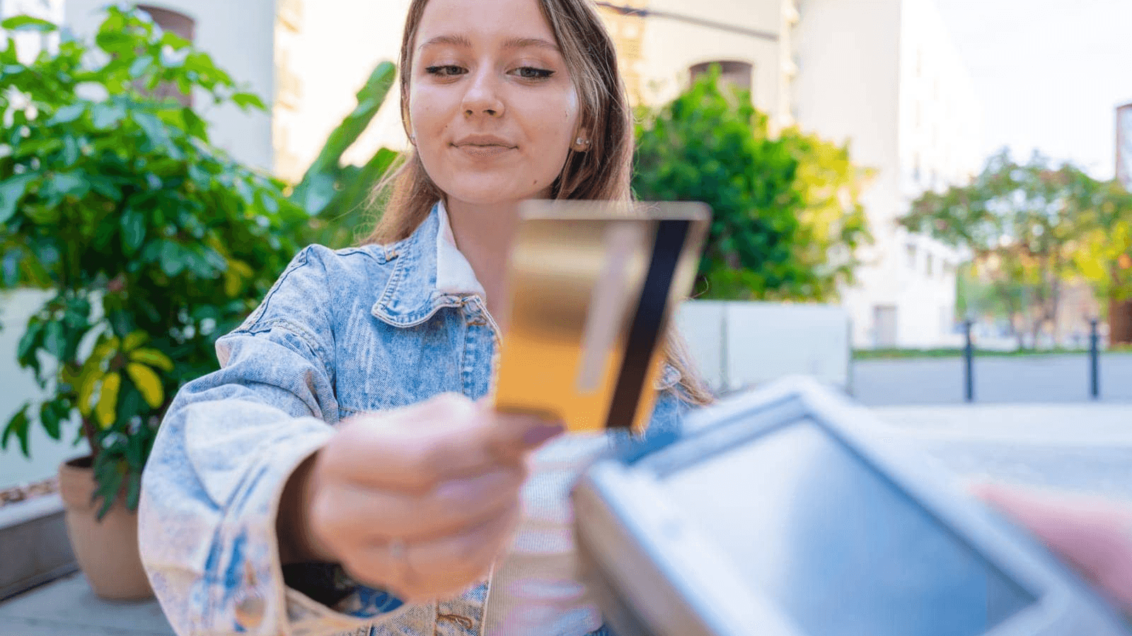 Carte bancaire oubliée en magasin : les 4 gestes dans l’ordre (et ce que la loi vous garantit)