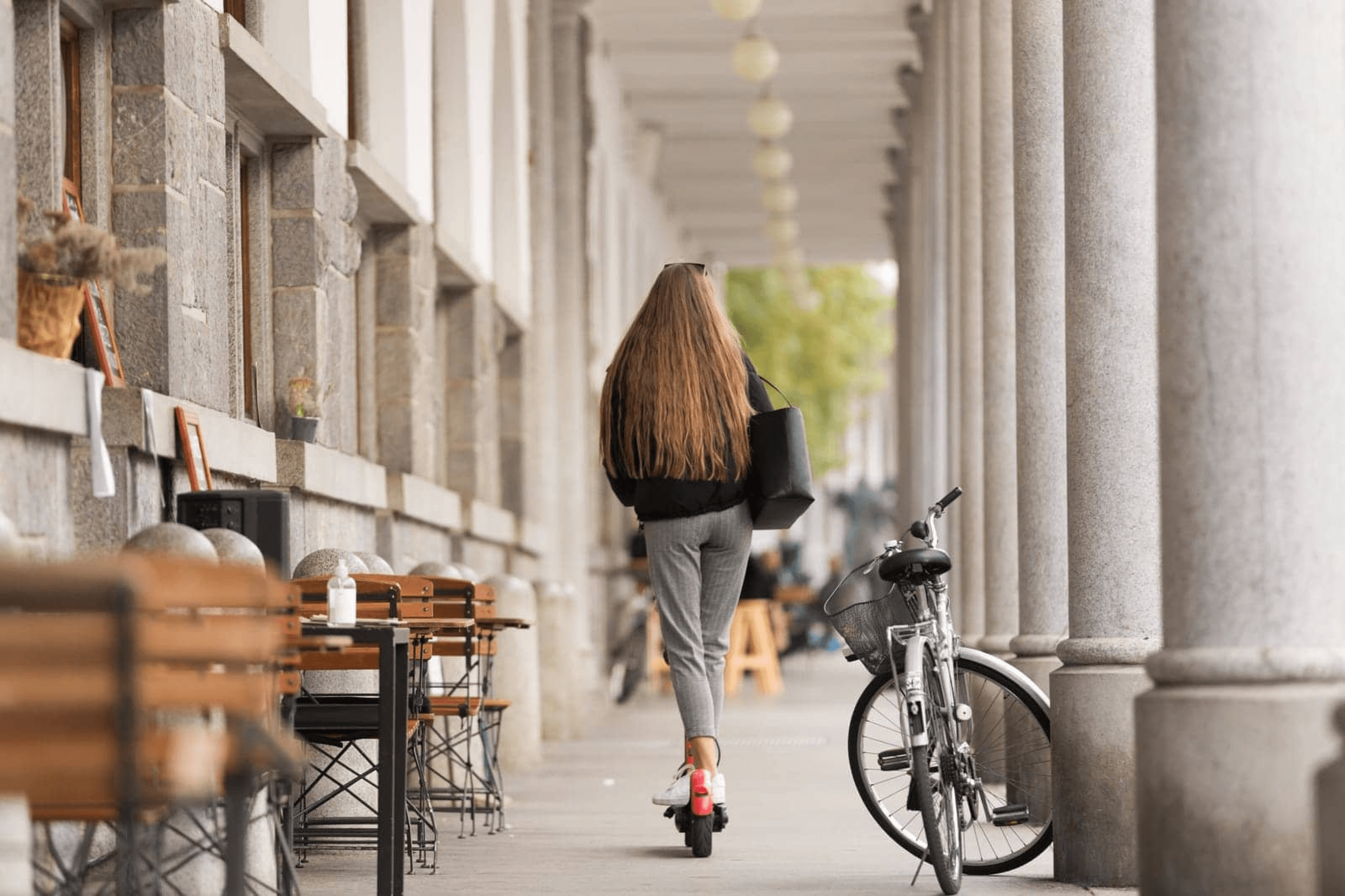 Recharger son vélo ou sa trottinette électrique : l'endroit que les pompiers déconseillent